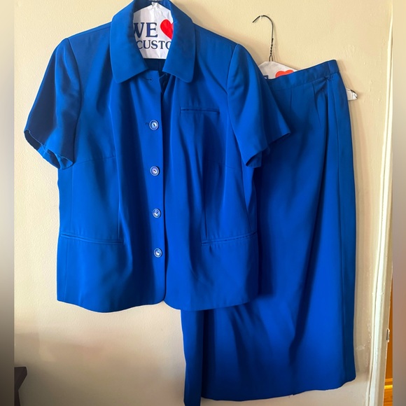 Skirt suit. - Picture 1 of 6